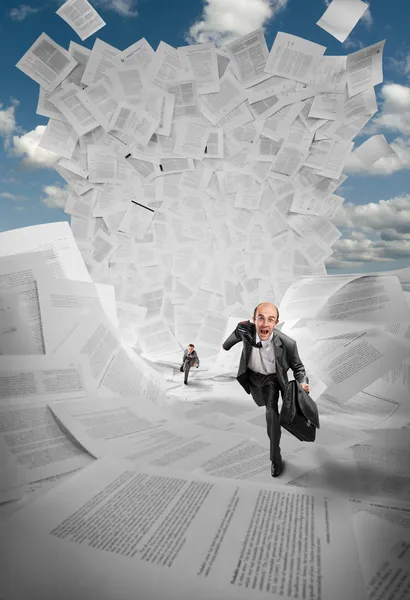 Empresarios huyendo de oleada de documentos — Foto de Stock