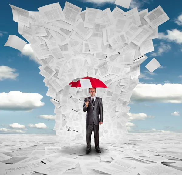 Empresário com guarda-chuva vermelho sob enorme onda de documentos — Fotografia de Stock