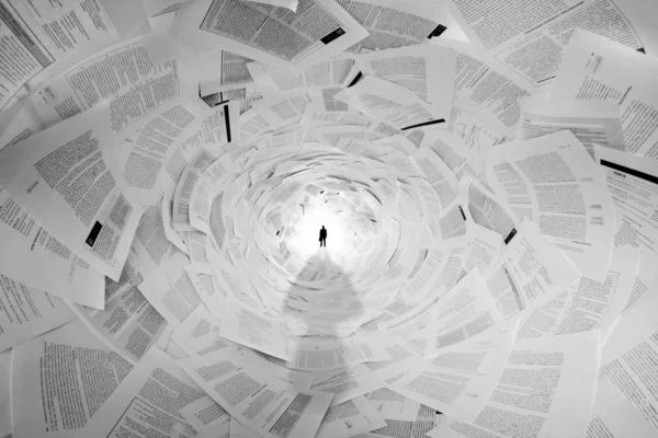 Бизнесмен в конце туннеля документов — стоковое фото