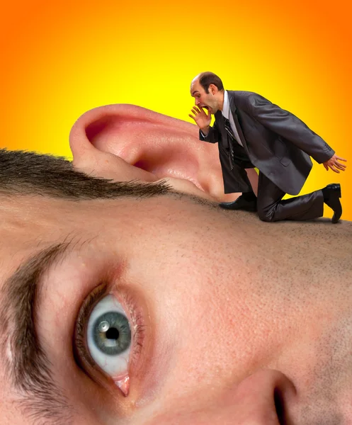 Schreeuwen zakenman aan oor — Stockfoto