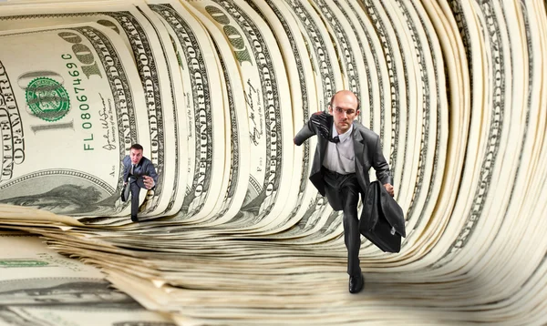 Бизнесмены бегут в долларовом тоннеле — стоковое фото