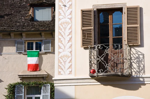 Italiensk flagg på fönster — Stockfoto