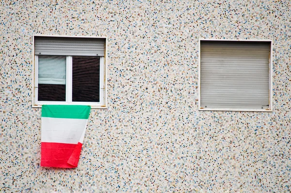 Bandiera italiana sulla finestra — Foto Stock