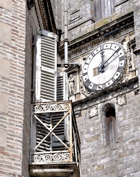 時計前に、の古い建物 — ストック写真