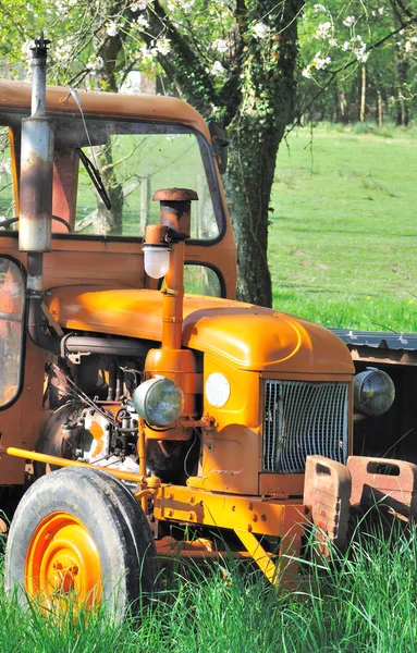 Un viejo tractor — Foto de Stock