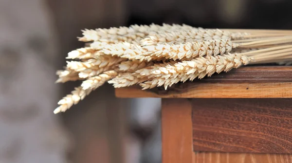 Украшение пшеницы на мебели — стоковое фото