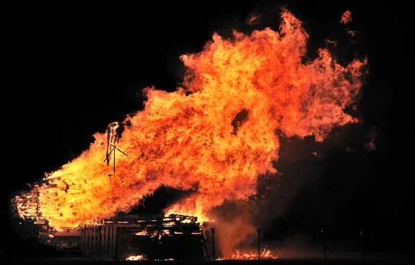 Oheň v noci — Stock fotografie