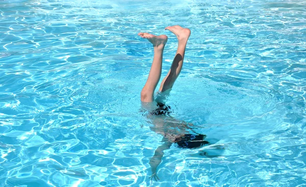Acrobacias em uma piscina — Fotografia de Stock