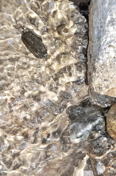 Sten i det klara vattnet — Stockfoto