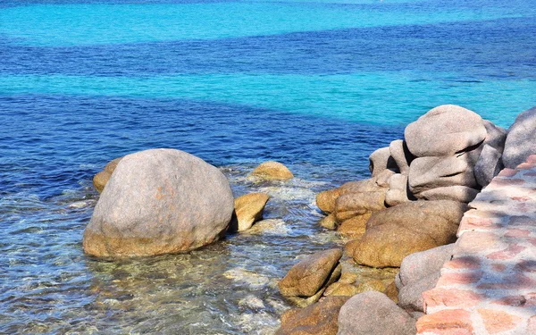 Kameny v tyrkysové moře — Stock fotografie