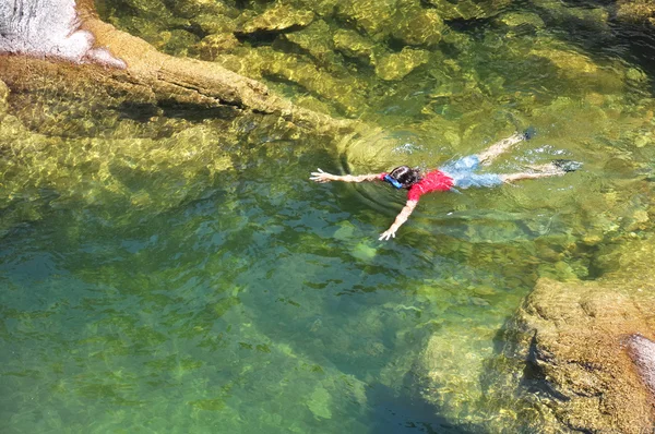 Schwimmen in einem Fluss — Stockfoto