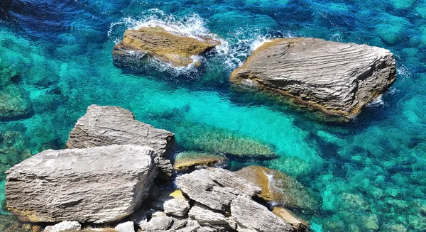 Kameny v tyrkysové moře — Stock fotografie