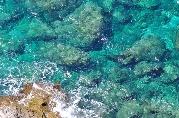 Rochas no mar azul-turquesa — Fotografia de Stock