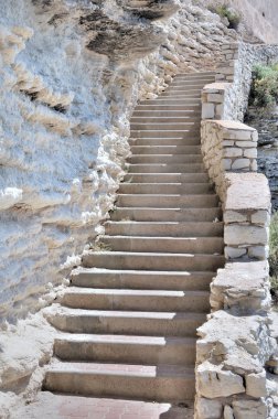 adımları boyunca bir uçurum