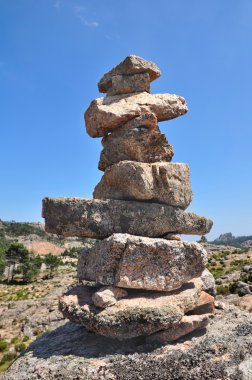 Cairn mavi gökyüzü üzerinde