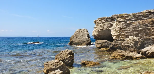 透明な地中海沿いの岩礁 — ストック写真