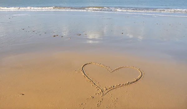 Srdce nakreslené v písku — Stock fotografie