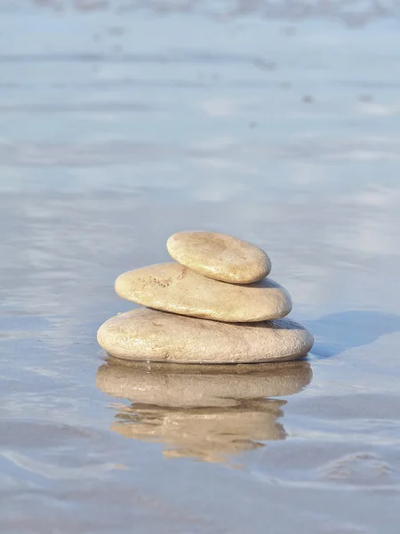 Stacked pebbles in the sea — Stock Photo, Image