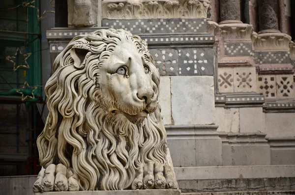 Oroszlán szobor előtt a cathedral of st. lawrence, Genova, Olaszország — Stock Fotó