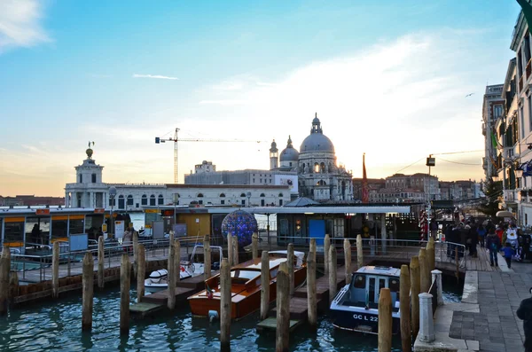 Pohled na baziliku santa maria della salute v pozadí přístavu. — Stock fotografie