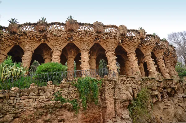 Arcada de columnas de piedra en el Parque Güell, Barcelona —  Fotos de Stock