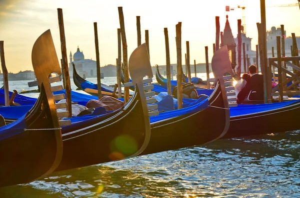 Fila de góndolas al atardecer, Venecia — Foto de Stock