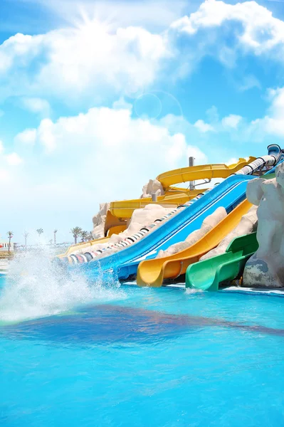 Farbenfrohe Aquapark-Konstruktionen — Stockfoto