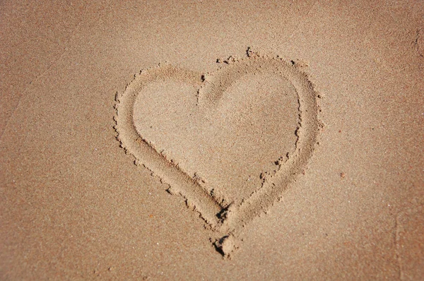 Corazón dibujado sobre arena — Foto de Stock