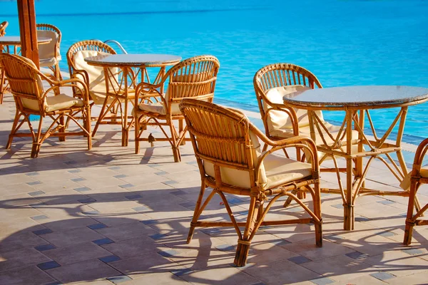 Table and chairs by the pool — Stock Photo, Image