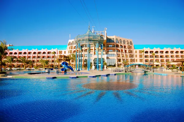 Güzel bir yüzme havuzu ile tropikal resort otel — Stok fotoğraf
