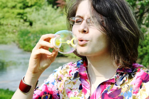 Meisje het maken van zeepbellen — Stockfoto