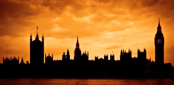 Casas do Parlamento ao pôr do sol — Fotografia de Stock