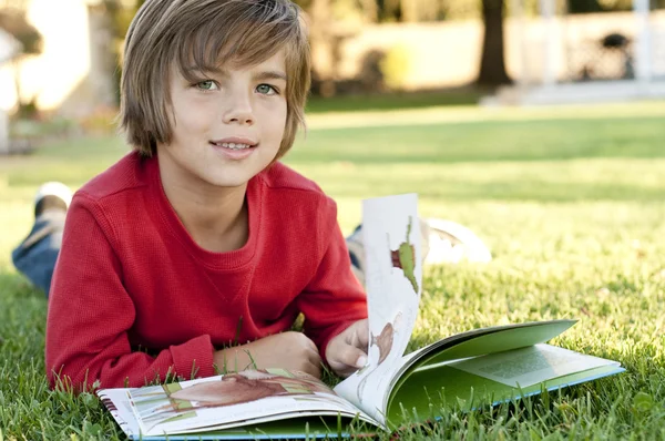 Мальчик чтение — стоковое фото