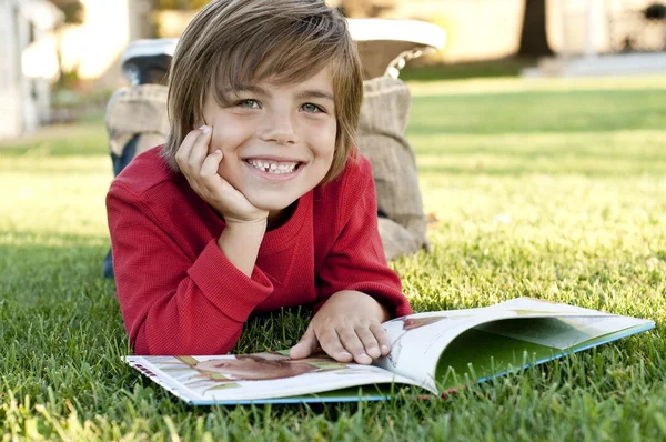 Chlapec čtení — Stock fotografie