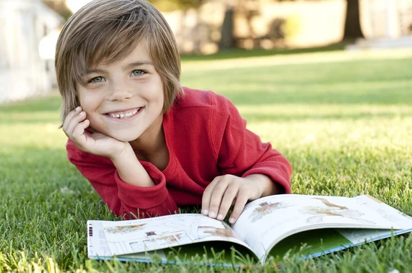 Pojke läser — Stockfoto