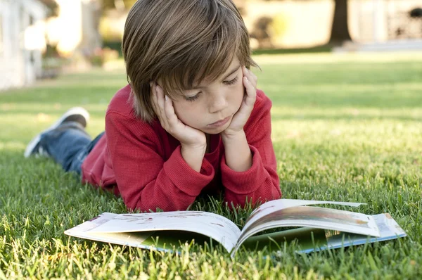 Мальчик чтение — стоковое фото