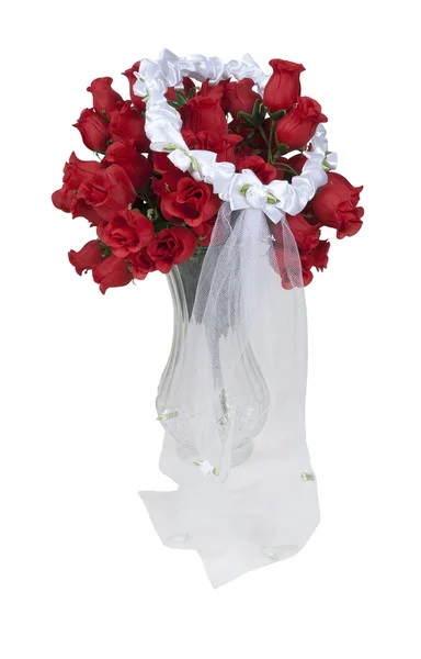 Véu de renda em um buquê de rosas vermelhas — Fotografia de Stock