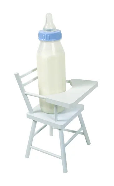 Bottiglia bambino in un seggiolone — Foto Stock