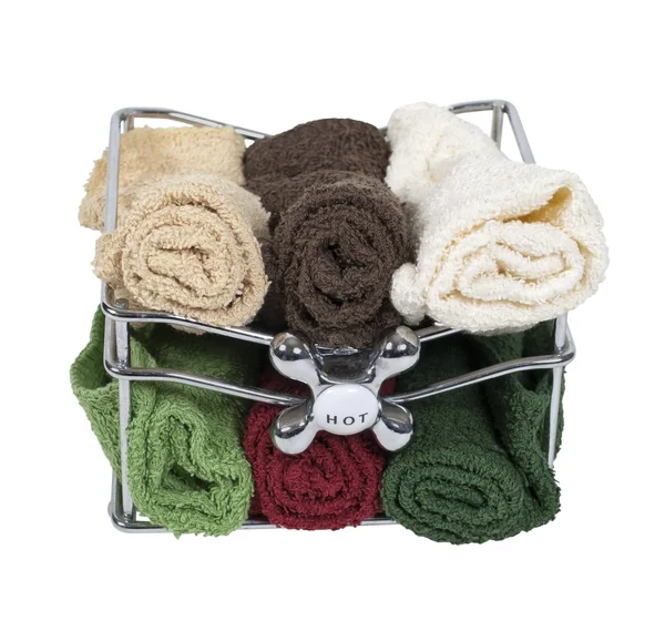 Asciugamani da bagno in un cestino con maniglia del rubinetto — Foto Stock