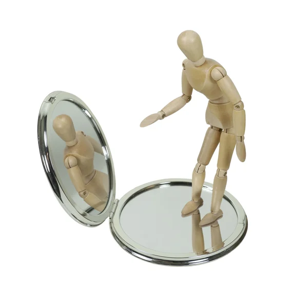 Modelo de madera observando uno mismo en espejo compacto —  Fotos de Stock