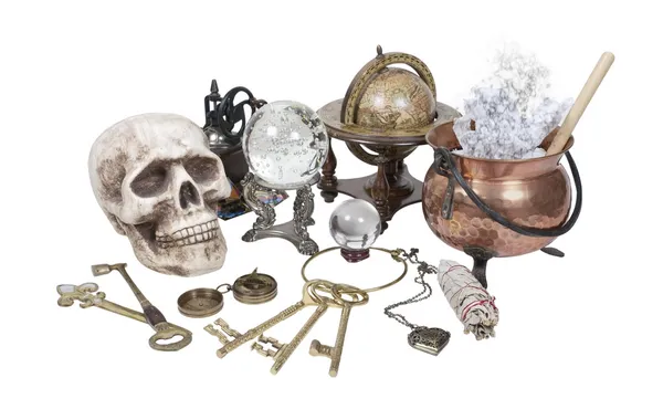 Calavera, llaves, pote de cobre, bola de cristal y otros artículos del escritorio de la bruja — Foto de Stock