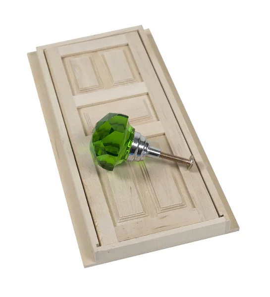 Holztür und große grüne Türklinke — Stockfoto