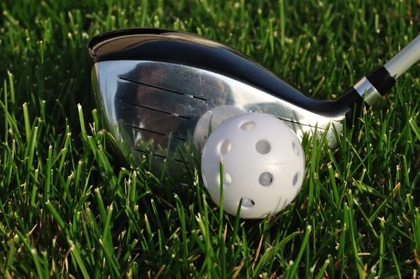 Λευκό πλαστικό wiffle μπάλα του γκολφ και το πρόγραμμα οδήγησης — Φωτογραφία Αρχείου