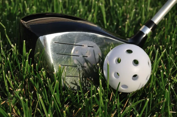 Weißer Kunststoff wiffle Golfball und Fahrer — Stockfoto