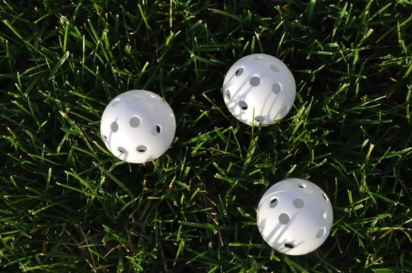 Tres bolas de golf de plástico blanco Wiffle — Foto de Stock