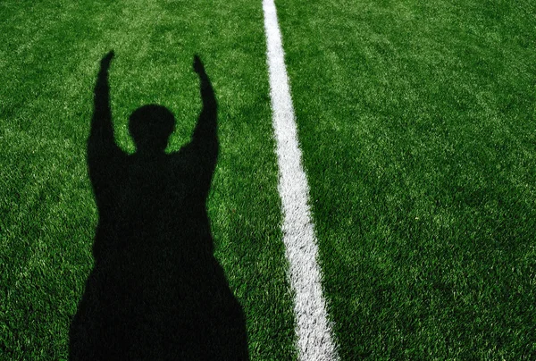 Stín americký fotbalový rozhodčí signalizuje touchdown — Stock fotografie