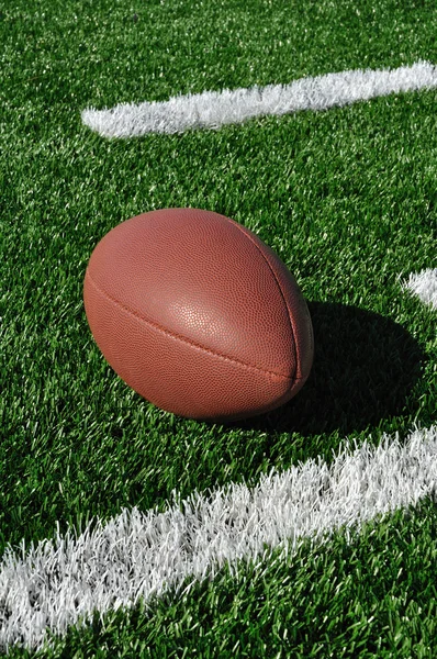 人工芝のアメリカン ・ フットボール — ストック写真