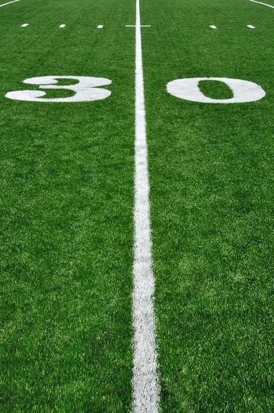 Linha de 30 jardas no campo de futebol americano — Fotografia de Stock