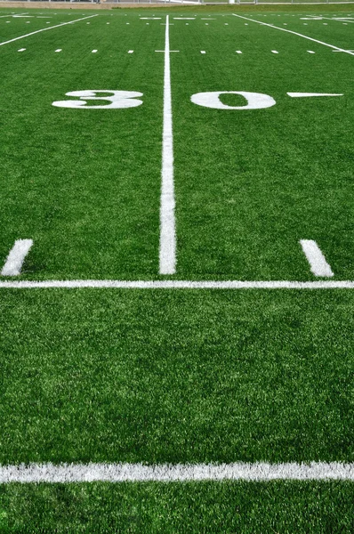 Линия 30 ярдов на американском футбольном поле — стоковое фото