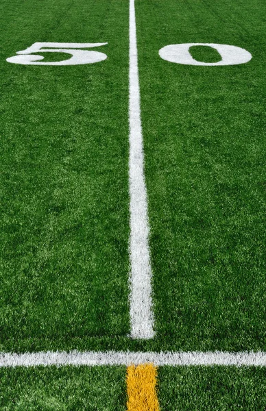 Linha de 50 jardas no campo de futebol americano — Fotografia de Stock